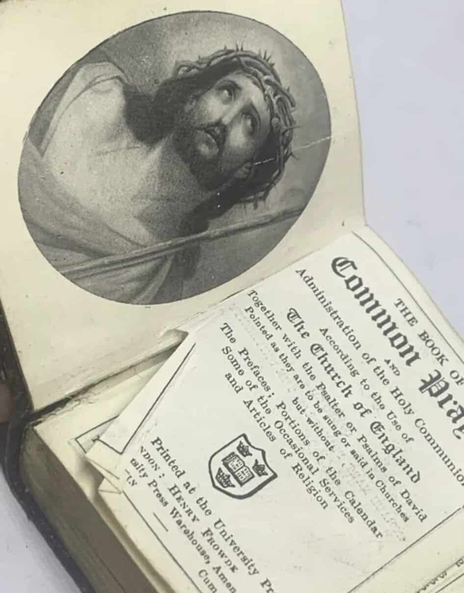 A HALLMARKED BIRMINGHAM SILVER FRONTED MINIATURE PRAYER BOOK SOLD - Image 2