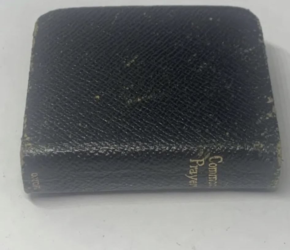 A HALLMARKED BIRMINGHAM SILVER FRONTED MINIATURE PRAYER BOOK SOLD - Image 5